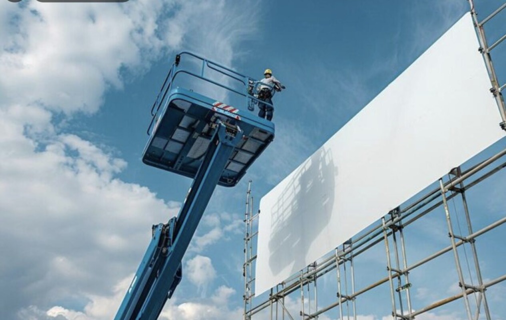 Montaža plakatov, katera nasledi tisk jumbo plakatov