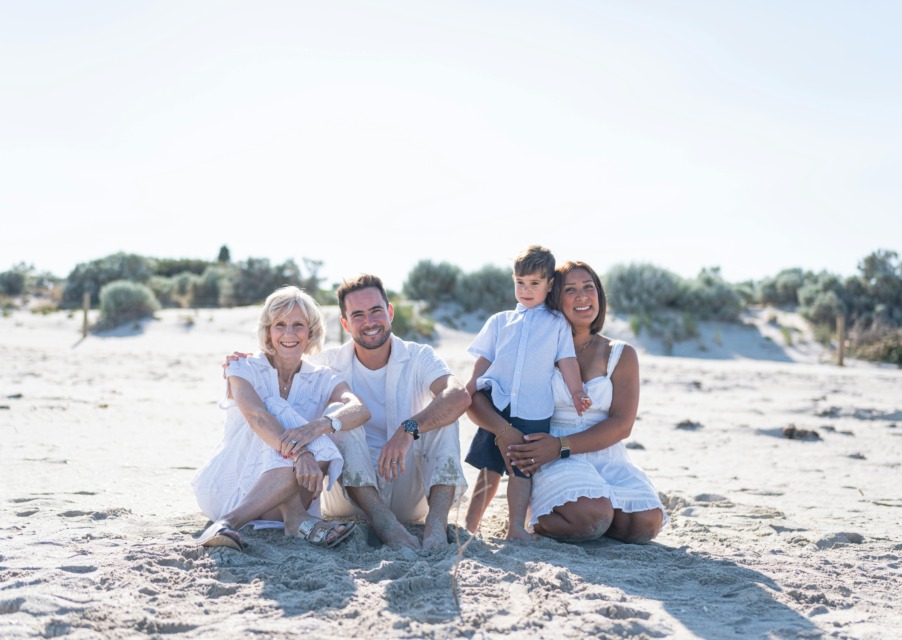 Umag-druzina - NaDlani.si Družina na plaži v mestu Umag