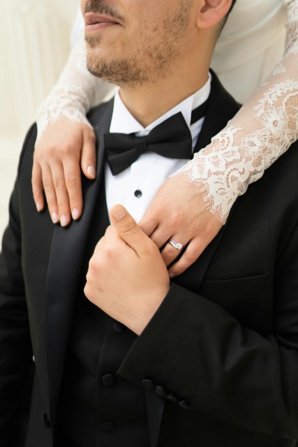 zenin-priprava-oblacil - NaDlani.si Ženin se pripravlja za poroko