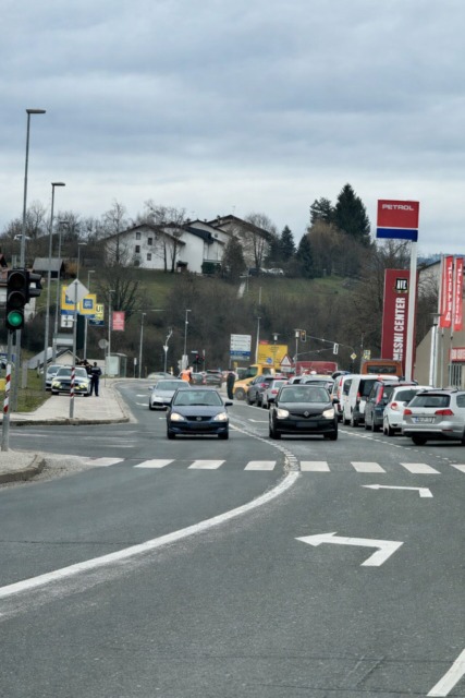 V Žabji vasi pri Novem mestu pri bencinskem servisu Petrol prišlo do prometne nesreče, nastaja zastoj