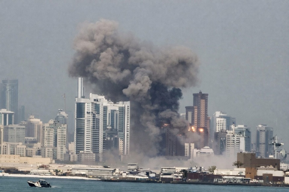 Bližnji vzhod gori: Iran vrača udarec ameriškim bazam - na udaru tudi Združeni arabski emirati, letalski promet je obstal (VIDEO)