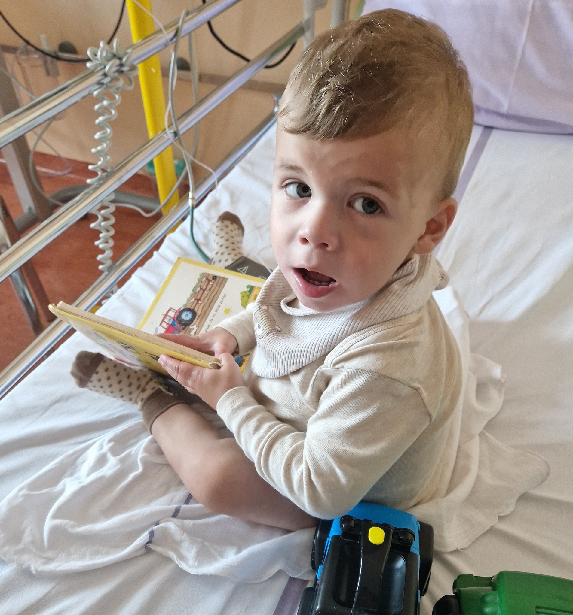 Namesto brezskrbne igre v vrtcu 2-letni Filip svoje dni preživlja v bolnišnicah