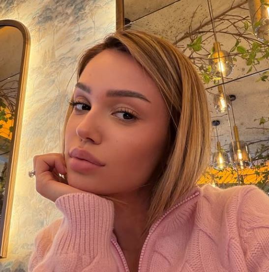 Anđela Ignjatović, poklicno znana kot Breskvica, je srbska pevka. Debitirala je leta 2019 s singlom »Utopia« in nato postala še bolj priljubljena s sodelovanjem s svojim takratnim fantom Voyageom. FOTO: Instagram