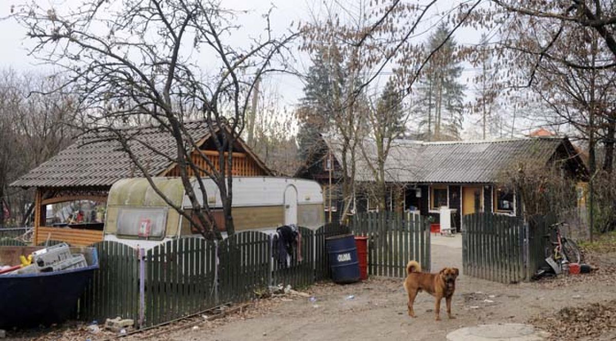 Romsko naselje Dobruška vas razglašeno za enega najnevarnejših območij - je stanje ušlo izpod nadzora?
