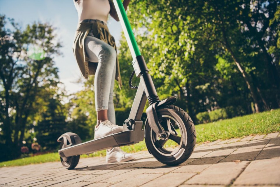 Od danes nova pravila za uporabo e-skirojev: to morate vedeti - številni mladi ostajajo brez vožnje