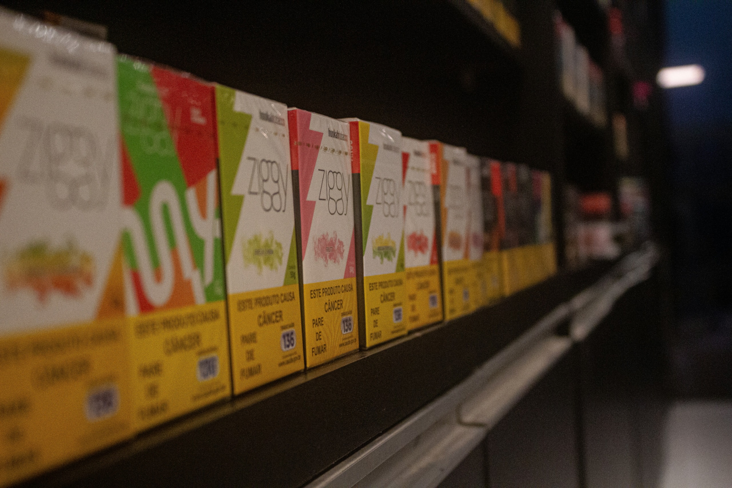 Nevidna past na trgovskih policah? Zakaj nas elektronske etikete navdušujejo, a hkrati navdajajo s strahom