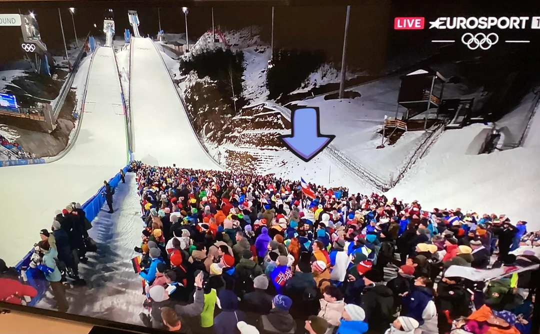 Primož Roglič, ki je bil tudi sam nekoč smučarski skakalec, je v ponedeljek prišel v Predazzo, da bi spodbujal slovenske reprezentante. FOTO: X