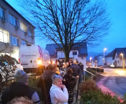 Velika gneča pred zdravstvenim domom; vir: Facebook