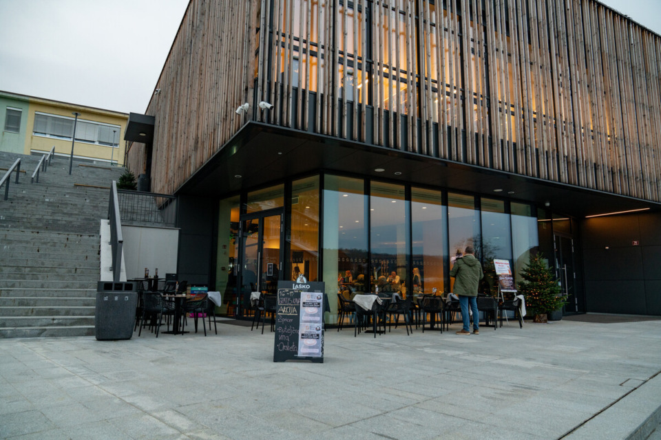 Na Kulturnem centru naj bi se že po enem letu začele kazati tehnične pomanjkljivosti; vir: Facebook