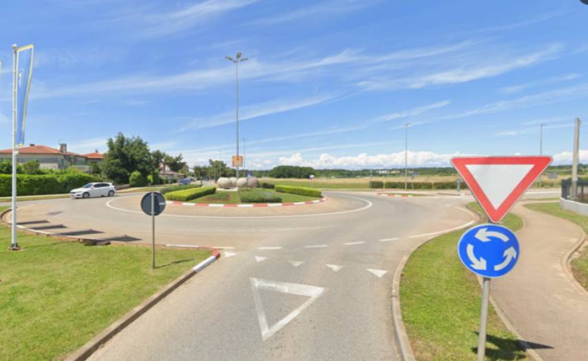 Pijani Slovenec v Istri razbil krožni tok, žena se je spravila na policiste