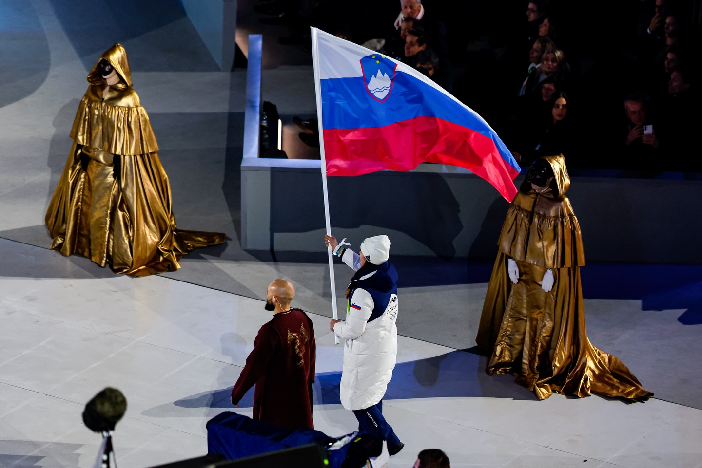 Kdo je slovenska športnica z dvojnim državljanstvom, ki je na zaključku iger nosila slovensko zastavo?