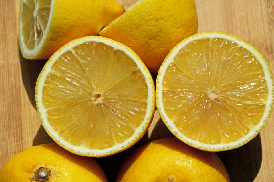 Limone iz trgovine: Zakaj jih nikoli ne smete prati samo z vodo? Kaj storiti namesto tega