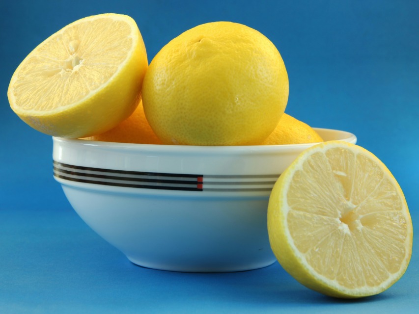 Limone iz trgovine zahtevajo posebno pranje! Naučite se, kako s sodo bikarbono odstraniti pesticide in vosek ter kako pripraviti domače konzervirane limone.