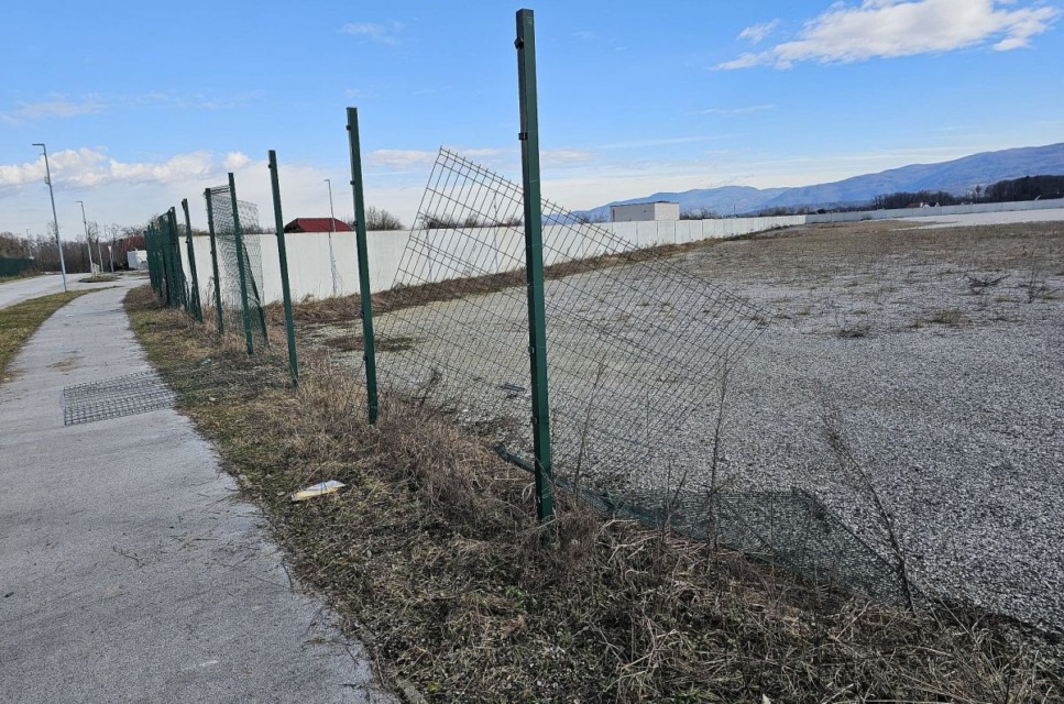 Poškodovana ograja; vir: C. J. Mestnik