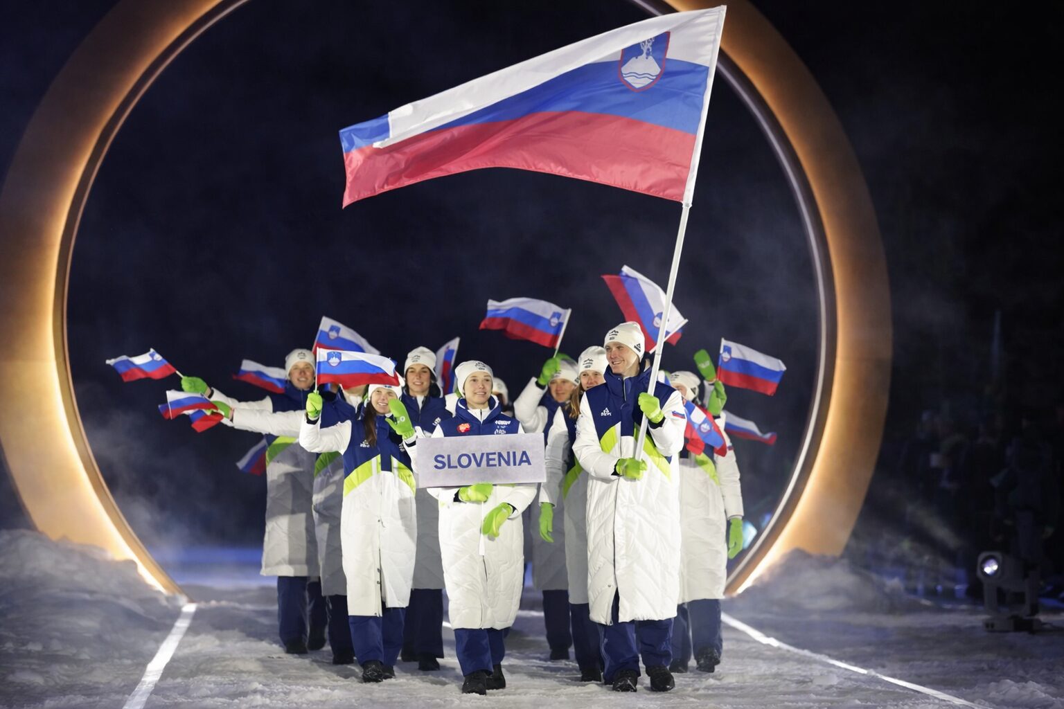 Zgodovinski trenutek za Slovenijo! Nika in Domen Prevc vodila odpravo ob začetku olimpijskih iger