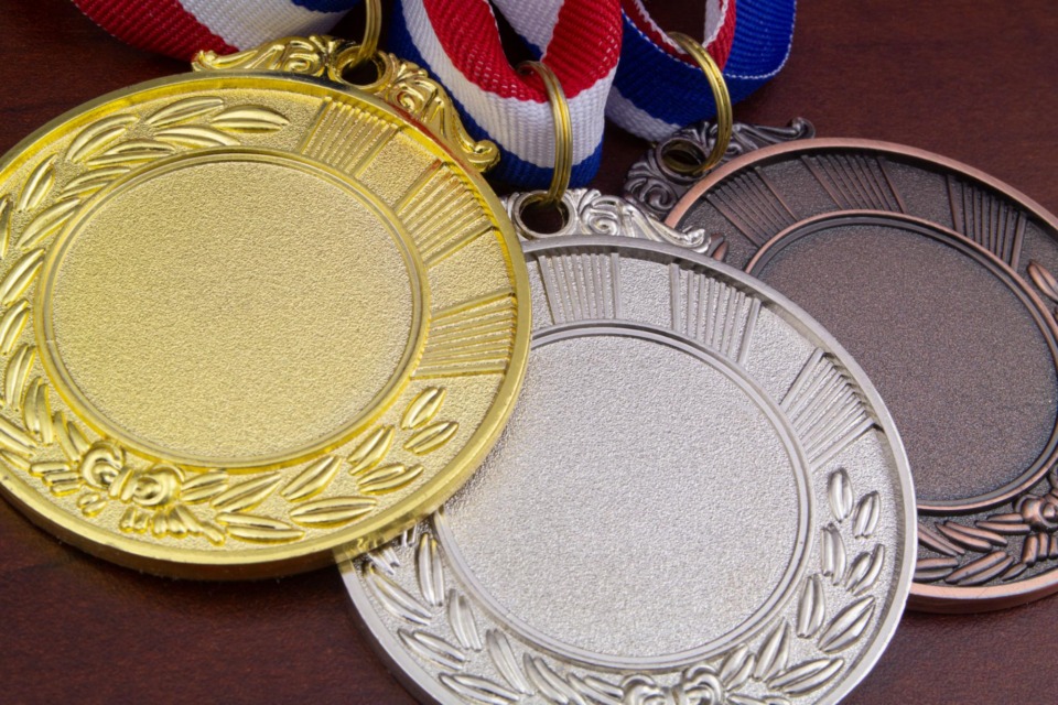 Ste se kdaj vprašali, koliko je v resnici vredna zlata olimpijska medalja? – Odgovor vas bo presenetil – številka je precej višja, kot si večina predstavlja