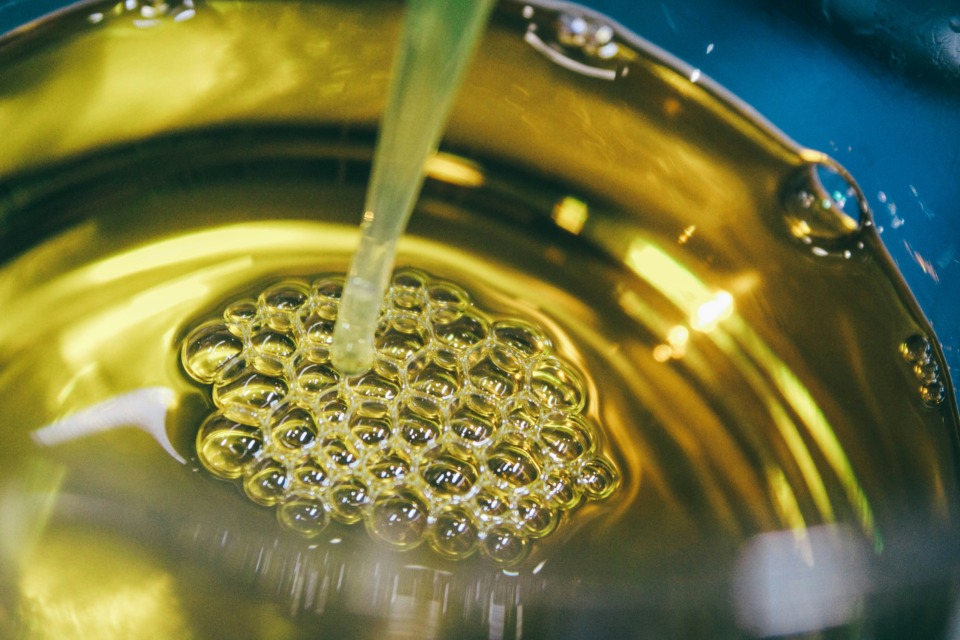 Olje po prvi uporabi ne sodi v smeti takoj. Včasih boljše od novega. Olje je v domači kuhinji pogosto žrtev prehitrih odločitev, saj ga večina po enem samem krogu cvrtja brez oklevanja zavrže.