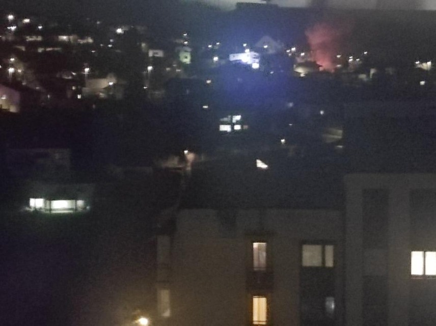 Velik požar v Trbovljah: zagorelo vozilo v garaži, ogenj zajel hišo, poškodovani naj bi bili dve osebi