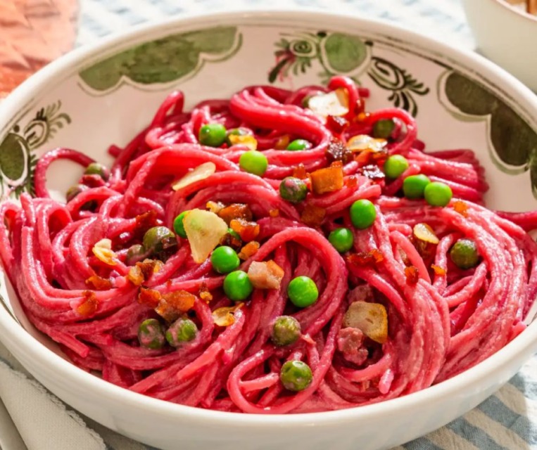 Rožnata karbonara je recept za valentinovo, o katerem bodo vsi govorili To so tiste lepe rožnate testenine, za katere niste vedeli, da jih potrebuje vaša miza za pozni zajtrk
