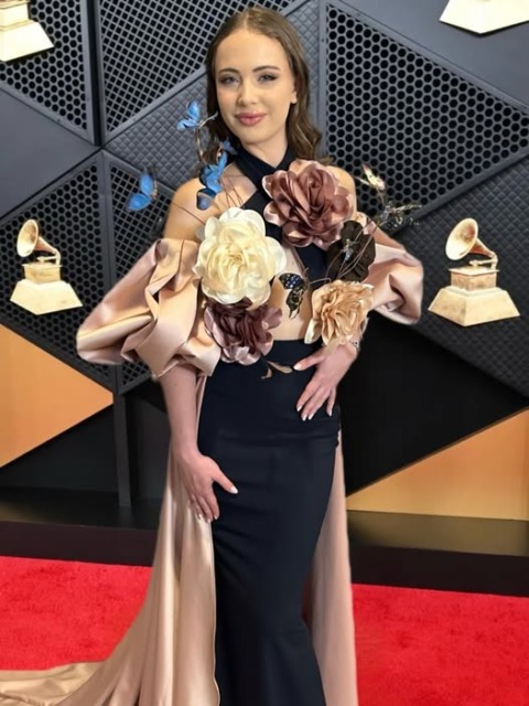 sara pavec - NaDlani.si Sara v glamurozni obleki; vir: Facebook