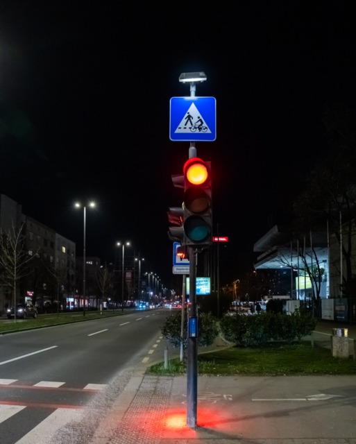 Ste jo že opazili? V Ljubljani rdeča luč sveti tudi na tleh (FOTO)