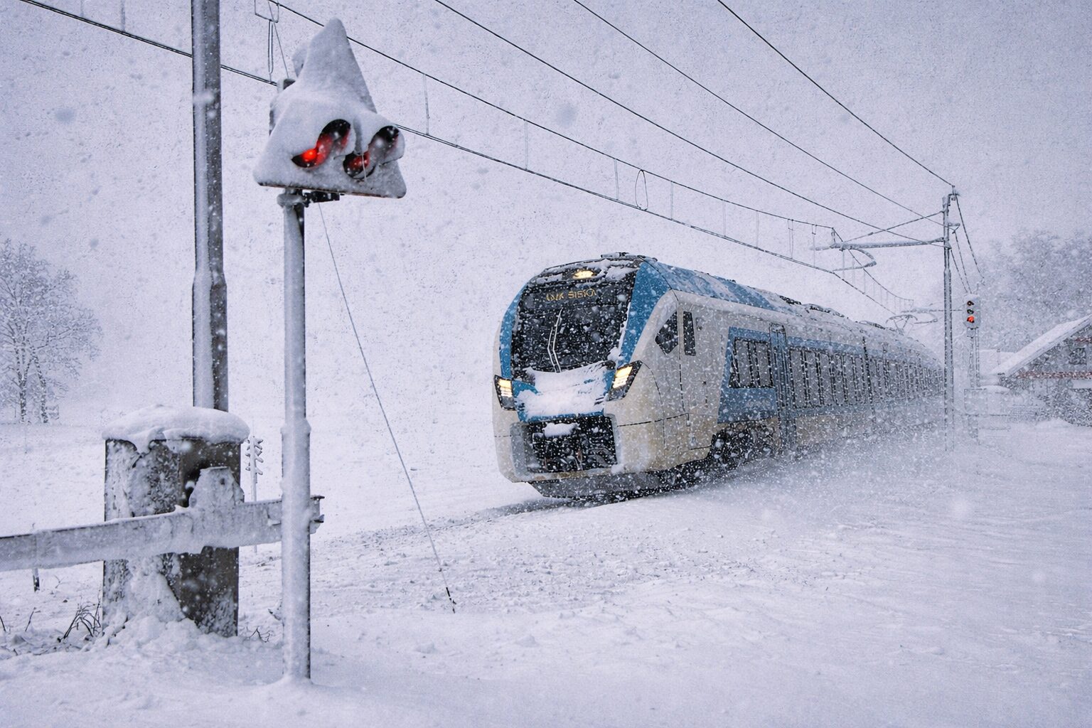Kaos na železnici: Semič zaprt, promet obstal – potnike rešujejo avtobusi, a težave ostajajo