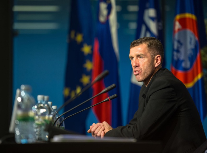 Srečko Katanec na novinarski konferenci slovenske nogometne reprezentance