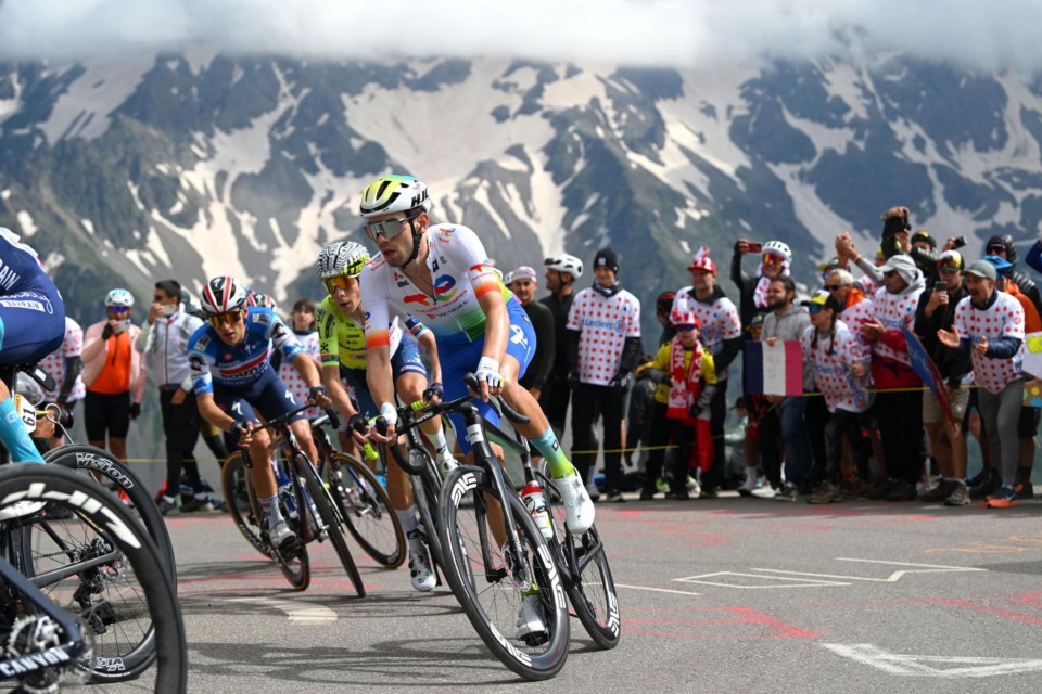 Glavnina kolesarjev med gorsko etapo Tour de France 2026 v Alpah