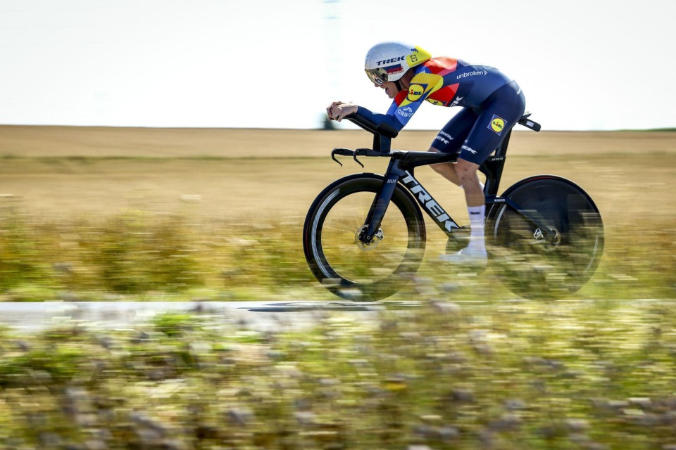 Kolesar v aerodinamični poziciji med kronometrom na Tour de France 2026