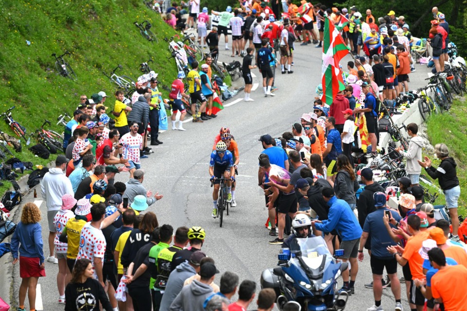 Navijači ob progi med gorsko etapo Tour de France 2026