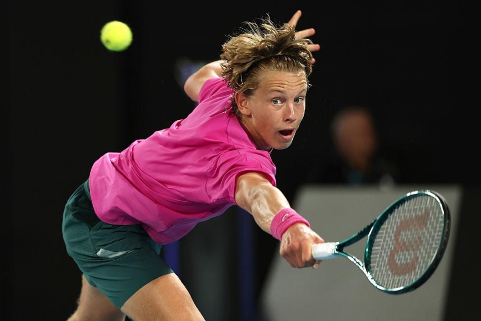 Zgodovinski dan za slovenski tenis: 17-letni Šeško osvojil OP Avstralije (FOTO)