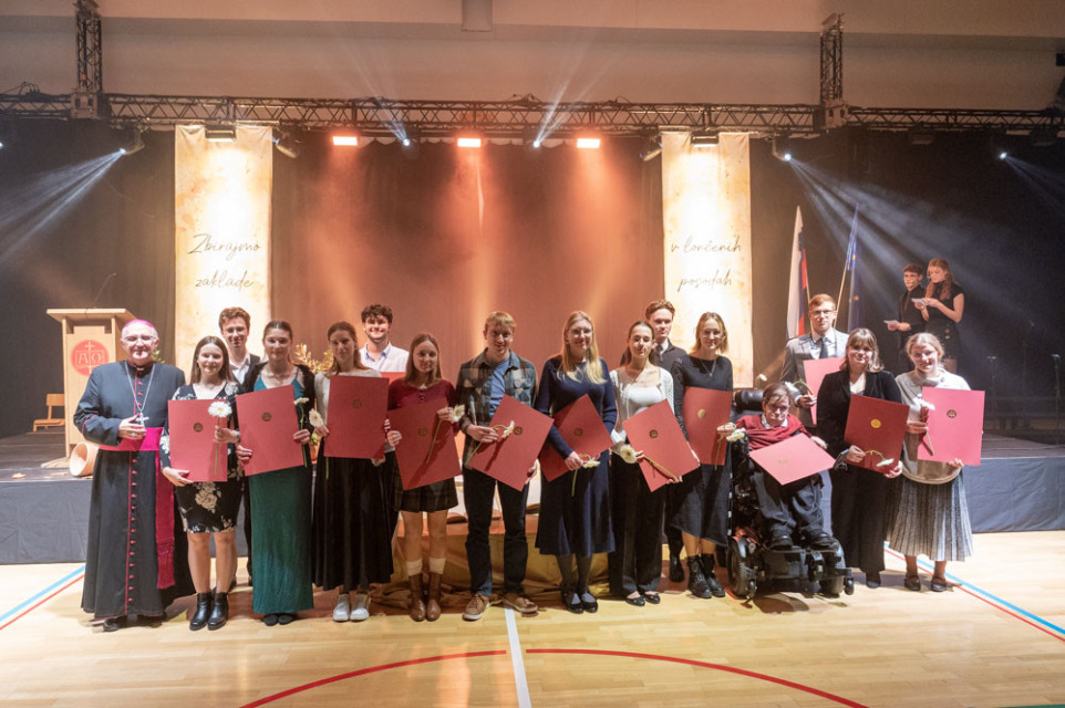 Ganljivo: zaradi invalidnosti so ga zavrnile vse gimnazije, Škofijska pa mu je odprla vrata – in dobila zlatega maturanta (FOTO)