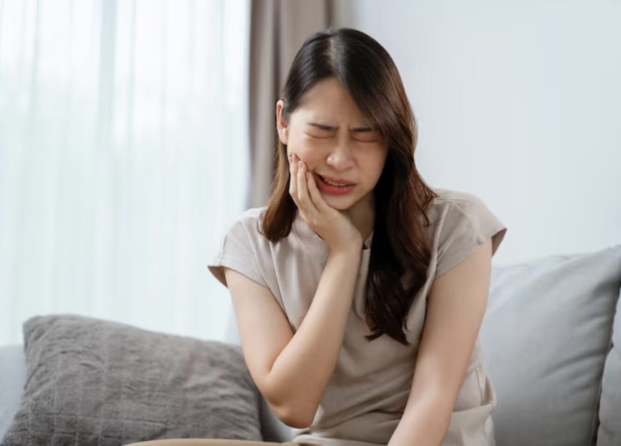 Zob te boli “že par dni”? To je lahko trenutek, ko se vnetje začne širiti