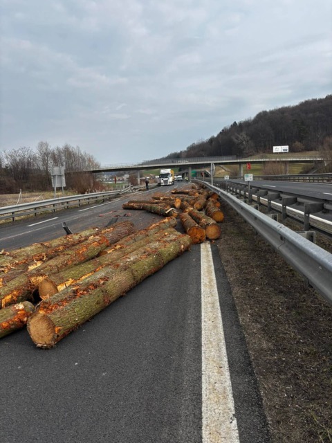 Kaos na pomurski avtocesti proti Mariboru, hlodi na cestišču močno ovirajo promet (FOTO)