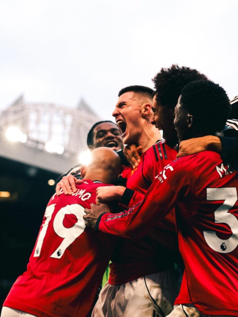 Nogometaš Manchester United med glasnim proslavljanjem zadetka skupaj s soigralci