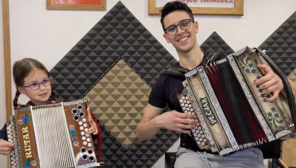 Mala harmonikarska zvezda 7-letna Vita in njen učitelj s skupnim nastopom osvojila navdušence slovenske glasbe (VIDEO)