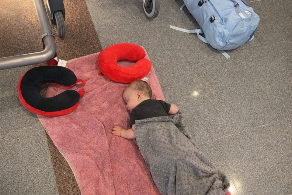 Kaj se dogaja Slovencem na letališču v Dubaju? Prizor z 10-mesečnim dojenčkom je ganil mnoge (FOTO)
