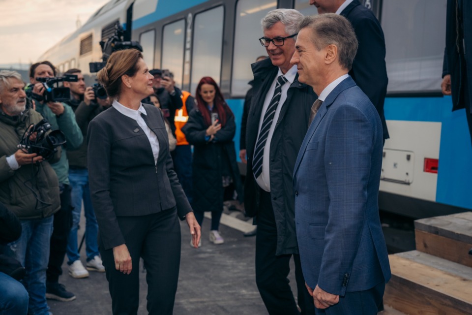 Zgodovinski trenutek za Slovenijo - po drugem tiru Divača–Koper zapeljal prvi vlak
