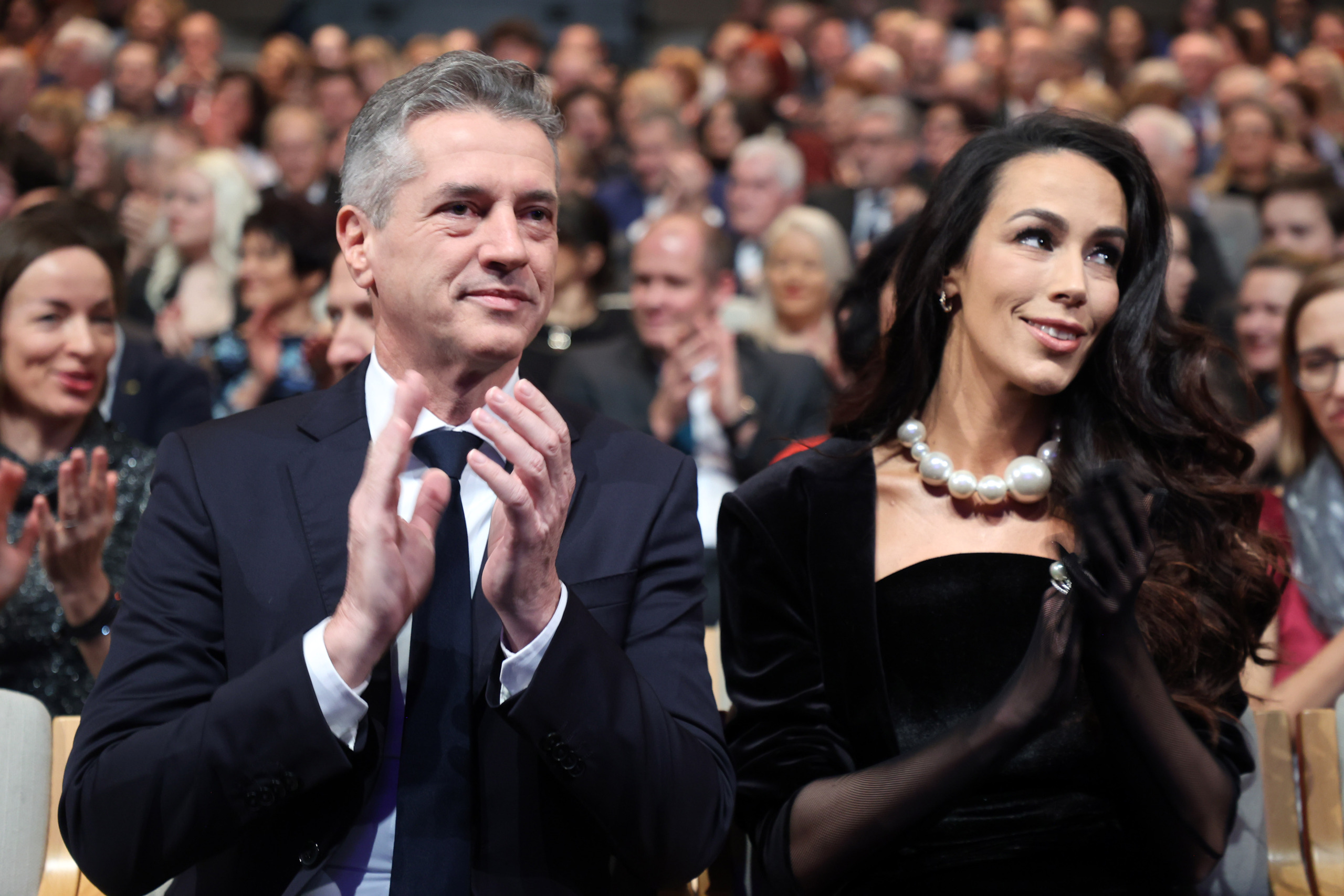 Tina Gaber pa modne dodatke uporablja kot osrednji del svojega stila. Od opaznih pasov, ki poudarijo pas, do dizajnerskih torbic, ki so same po sebi modna izjava (statement piece