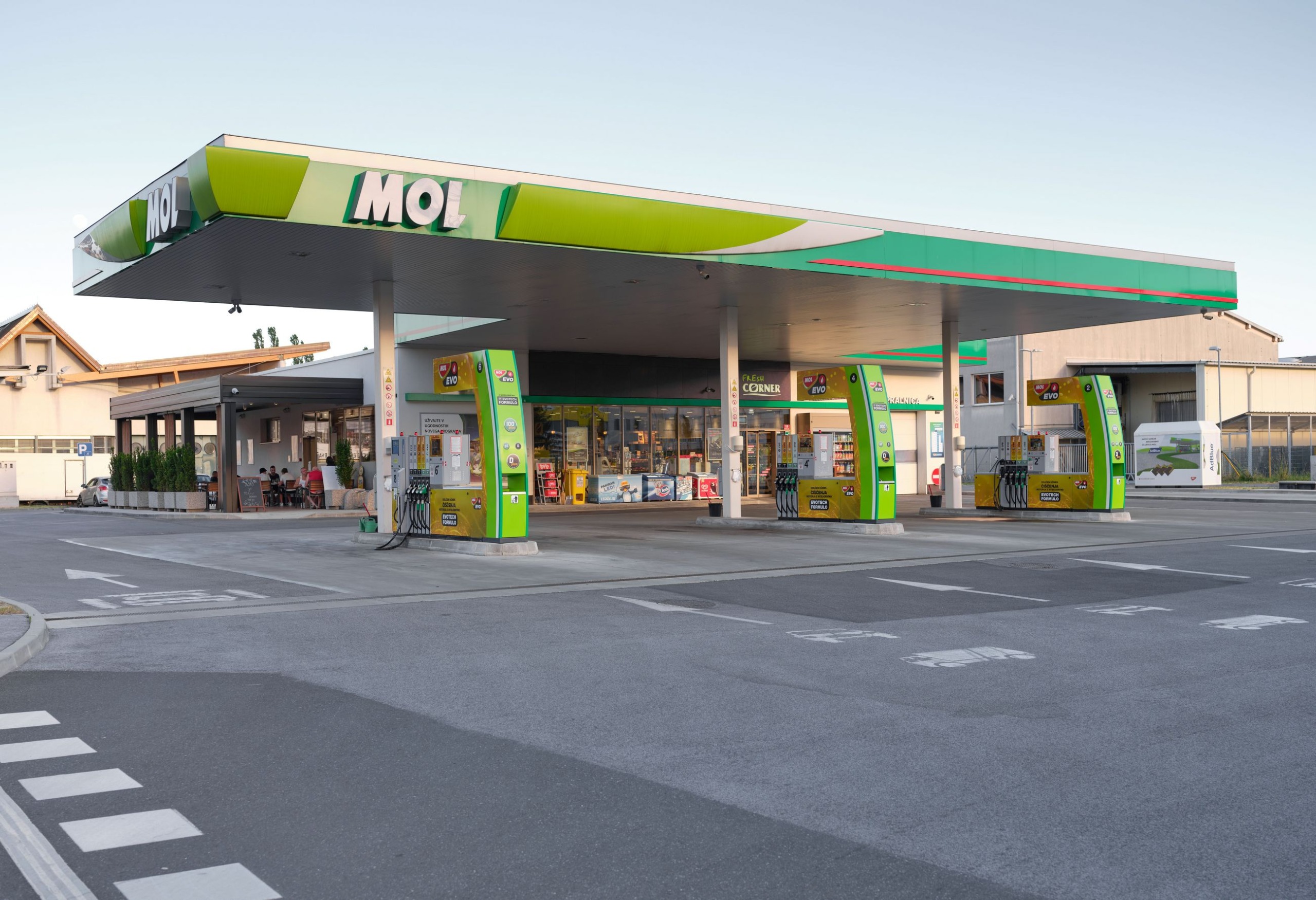 Po točenju goriva v Trebnjem začeli opažati težave z avtomobili? Oglasilo se je več voznikov, MOL odgovarja