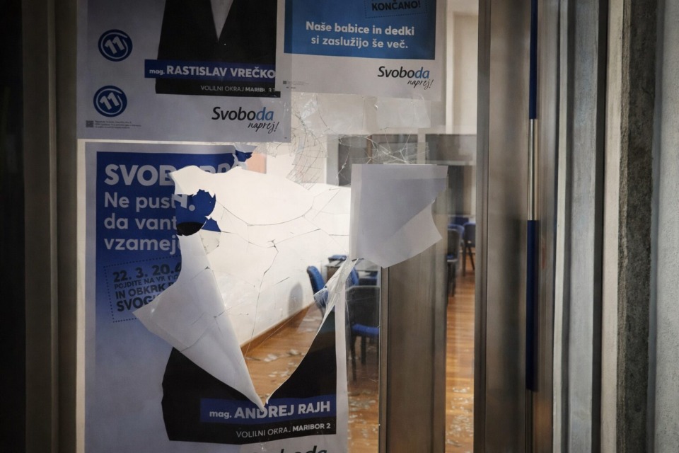 Po volitvah je nekdo razbil pisarno Svobode - Poslanka Lena Grgurevič naletela na razdejanje (FOTO)