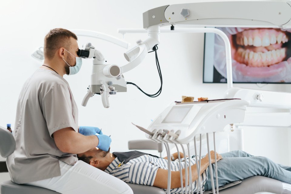 Postopek endodontija