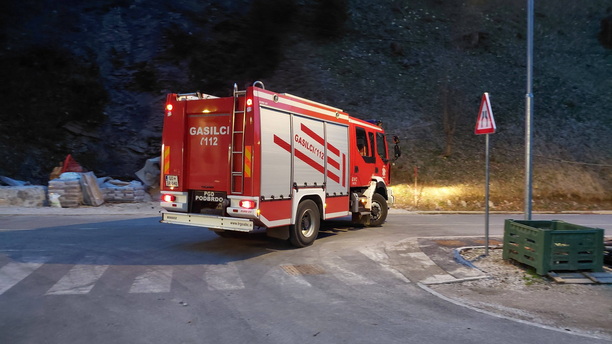 Za gasilci naporna noč, zaradi posredovali od Apač do Radeč; znano, do kdaj bo tako močno pihalo