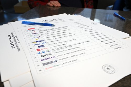 Bo glas iz tujine prevesil tehtnico volitev? Danes prihaja odločilni trenutek