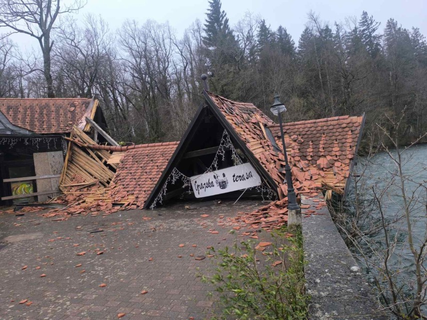 Pretresljivi prizori na Gorenjskem - veter zrušil celoten objekt (FOTO)