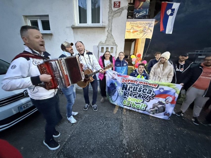 Paraolimpijca Slivnika v njegovi domači Hrušici pričakali številni domačini - sledilo presenečenje, ki ga ni pričakoval