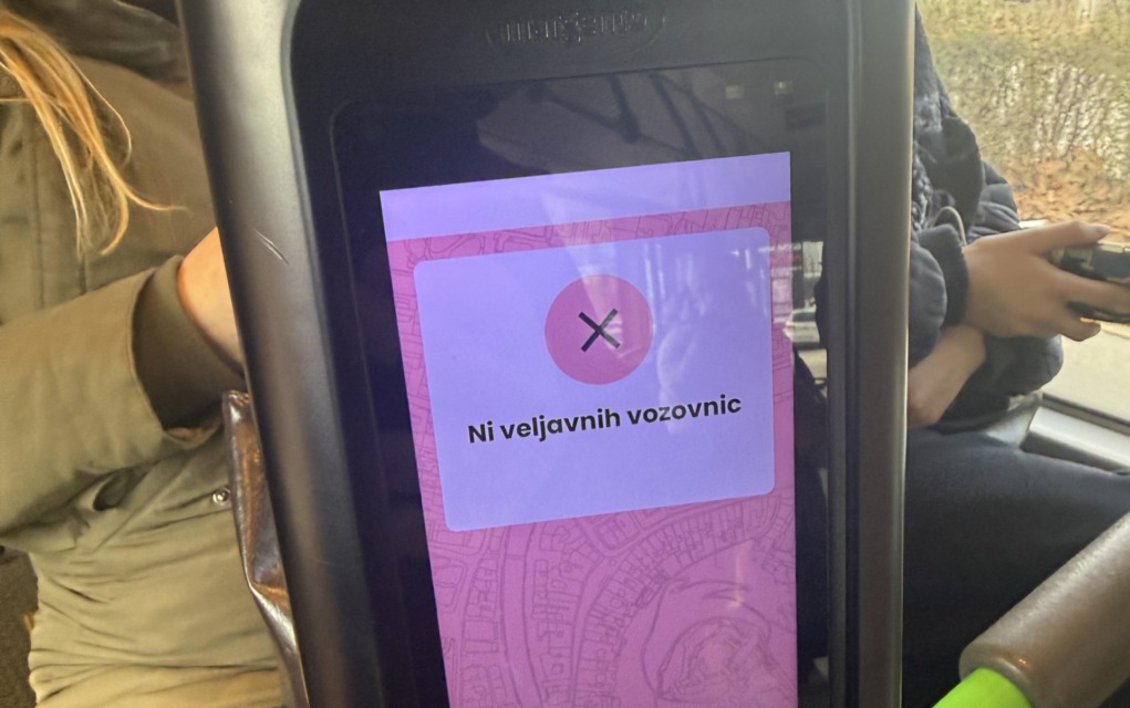 Kaj se dogaja na avtobusih? Tudi z veljavno karto vas lahko sistem zavrne (FOTO)