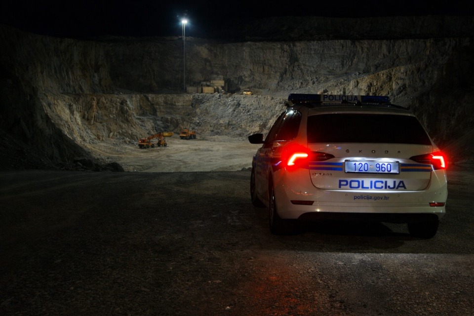 63-letnega moškega oživljali po padcu v kamnolomu, a žal neuspešno