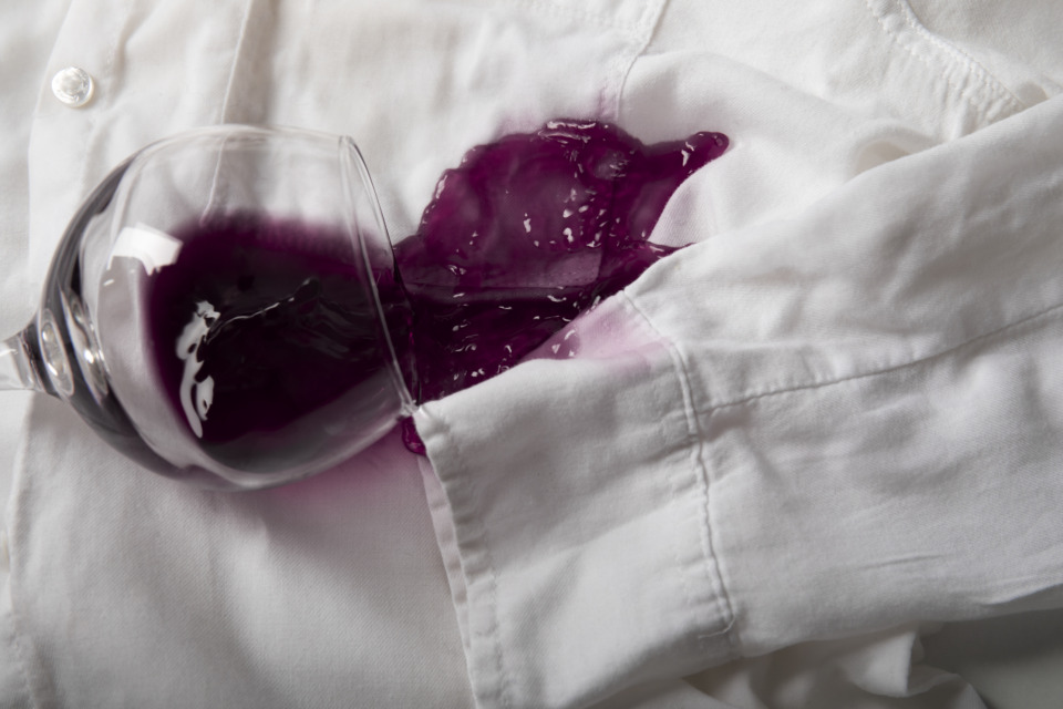 Madeži vino: napaka, ki jo večina naredi v prvi minuti in potem madež ostane