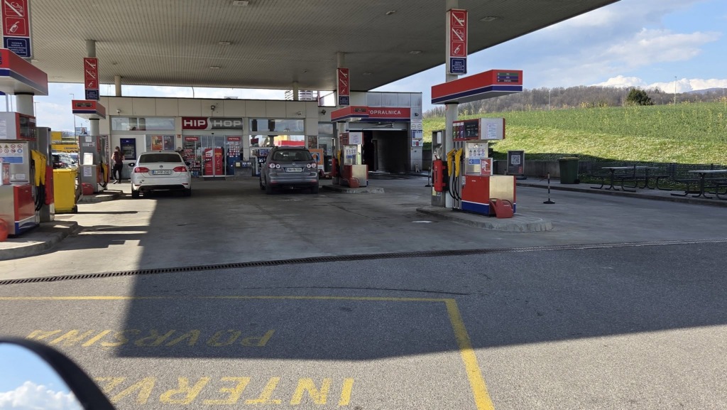 Po Sloveniji še vedno bencinske črpalke, kjer nimajo bencina. Ta fotografija je dokaz!
